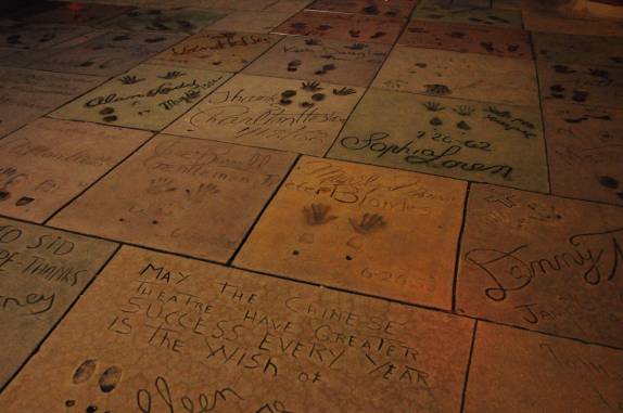 Marcas eternizadas no cimento dos pés e mãos de artistas famosos de Hollywood, em Los Angeles, na Califórnia - Estados Unidos